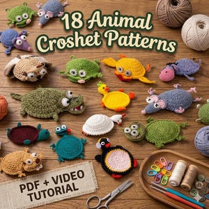 Puede incluir: Una colección de patrones de crochet de animales hechos a mano y coloridos, que incluyen tortugas, ratones y patos, dispuestos sobre una superficie de madera. La imagen incluye el texto "18 Animal Crochet Patterns" y "PDF + VIDEO TUTORIAL".