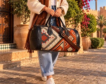 Marokkanische Kilim-Ledertasche, Berber-Reisetasche, handgefertigte Boho-Wochenendtasche, farbenfrohe geometrische Reisetasche, Kunsthandwerkliches Geschenk