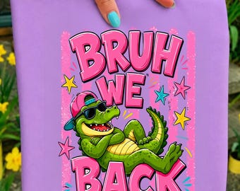 Bruh We Back PNG、ワニの学校復帰昇華プリント、クールなワニのPNGデザイン、子供のクラスの節目となるパーカーのグラフィックデジタルダウンロード面白い