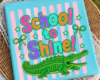 School To Shine PNG、Back To School アリゲーター昇華プリント、Coquette Bow マスコットグラフィック、かわいいワニの生徒と教師のパーカーのデジタルダウンロード