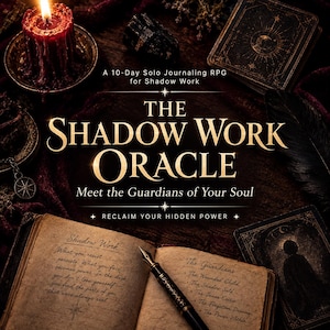 Pode incluir: Um RPG de diário solo de 10 dias para trabalho de sombra intitulado The Shadow Work Oracle: Meet the Guardians of Your Soul. Reclaim Your Hidden Power. A imagem mostra um livro aberto com texto manuscrito, uma caneta-tinteiro e cartas.