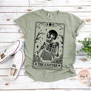 Die Strickerin Tarot Karte Shirt, Stricken Shirt, Shirt für Strickerin, Geschenk für Strickerin, Stricken Tarot Karte, Stricken Themen Geschenk, BEREIT ZUM VERSAND