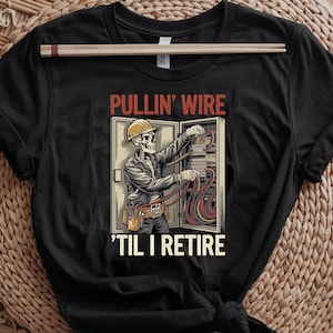 Funny Electrician Skeleton, Pullin’ Wire ’Til I Retire, Electrician Gift for Men, Retirement Humor Tee, Skull Workwear T-Shirt