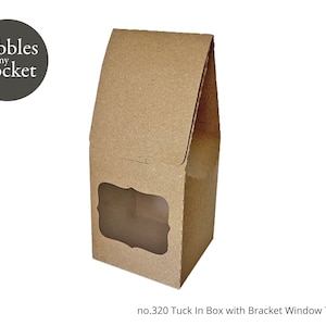 Puede incluir: Una caja de cartón marrón con solapa, con una ventana transparente y una etiqueta que dice "Pebbles in my Pocket". La caja está diseñada para empaquetar artículos pequeños y tiene una plantilla de ventana con marco.