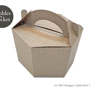 Puede incluir: Una caja de gable hexagonal de cartón marrón con asa. La caja está vacía y tiene una etiqueta que dice "Pebbles in my pocket". La caja es una plantilla para una caja de gable hexagonal.