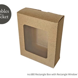 Op de afbeelding: Een bruine rechthoekige doos met een helder venster. De doos heeft een gevouwen bovenkant en is gemaakt van karton. De tekst "pebbles in my pocket" staat in een cirkel linksboven. De tekst "no.680 Rectangle Box with Rectangle Window Template" staat onderaan.