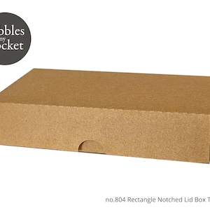 Może przedstawiać: Brązowe pudełko kartonowe z zaklapką z wycięciem. Pudełko jest oznaczone "Pebbles in my Pocket" i "no. 804 Rectangle Notched Lid Box Template".