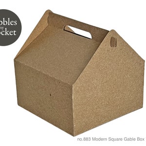 Könnte beinhalten: Eine braune Karton-Gablebox mit einem Griff. Die Box ist quadratisch und hat ein modernes Design. Der Text "no. 883 Modern Square Gable Box Template" ist auf der Unterseite der Box aufgedruckt.