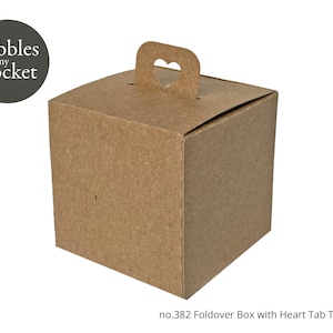 Puede incluir: Una caja de cartón marrón con un asa recortada en forma de corazón. La caja está etiquetada "no. 382 Foldover Box with Heart Tab Template".