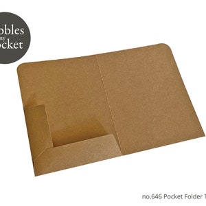 Könnte beinhalten: Eine braune Pocket-Folder-Vorlage mit einer Klappe auf der Vorderseite. Der Ordner besteht aus strukturiertem Papier und hat ein schlichtes Design. Der Text "no. 646 Pocket Folder Template" ist unten im Bild gedruckt.