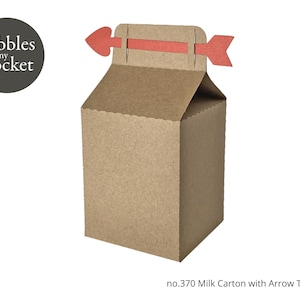 Puede incluir: Una caja de cartón marrón en forma de cartón de leche con un asa en forma de flecha roja. La caja está etiquetada "no. 370 Milk Carton with Arrow Template".