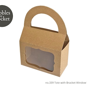 Puede incluir: Una bolsa de mano de cartón marrón con una ventana transparente y un asa. La bolsa tiene una ventana en forma de corchete y el texto "no. 339 Tote with Bracket Window Template" está impreso en la parte inferior.