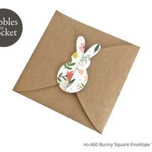 Puede incluir: Un sobre cuadrado marrón con un diseño de conejito floral en la parte delantera. El sobre está etiquetado como "no. 460 Bunny Square Envelope Template".