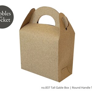 Może przedstawiać: Brązowe pudełko z uchwytem typu gable z okrągłym uchwytem. Pudełko jest oznaczone "no. 837 Tall Gable Box | Round Handle Template".