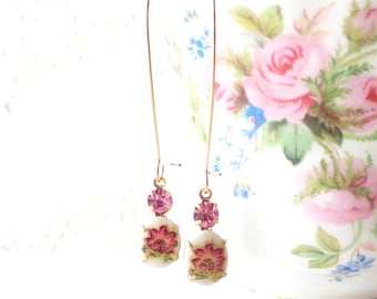 Brincos vintage de flor de narciso Limoges - brincos longos pendurados - brincos de camafeu de flor - brincos de strass rosa - casamento no jardim
