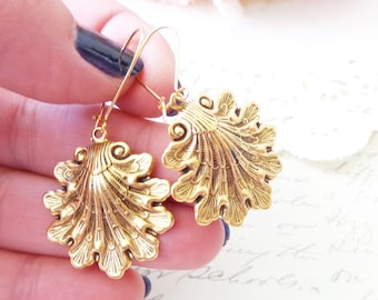 Brincos de concha de boi dourado - Brincos de concha - Brincos pendurados de concha de ouro - Brincos de praia - Casamento na praia