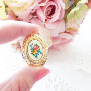 Gold Locket Choice - Vintage Locket Necklace - Gold Oval Floral Locket - Vintage Flower Limoges Locket - Flower Cameo Locket - Flower Choice