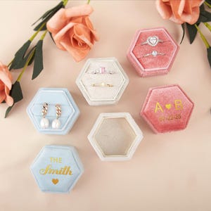 パーソナライズされたベルベット製リングボックス：婚約指輪、結婚指輪の贈り主へのカスタムギフト