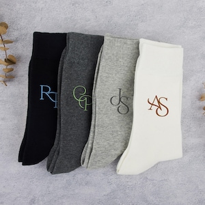Hochzeitssocken, individuell bestickte Groomsmen-Socken, mit Monogramm Socken, personalisierte Hochzeitssocken für Männer, Groomsmen Vorschlag Socken