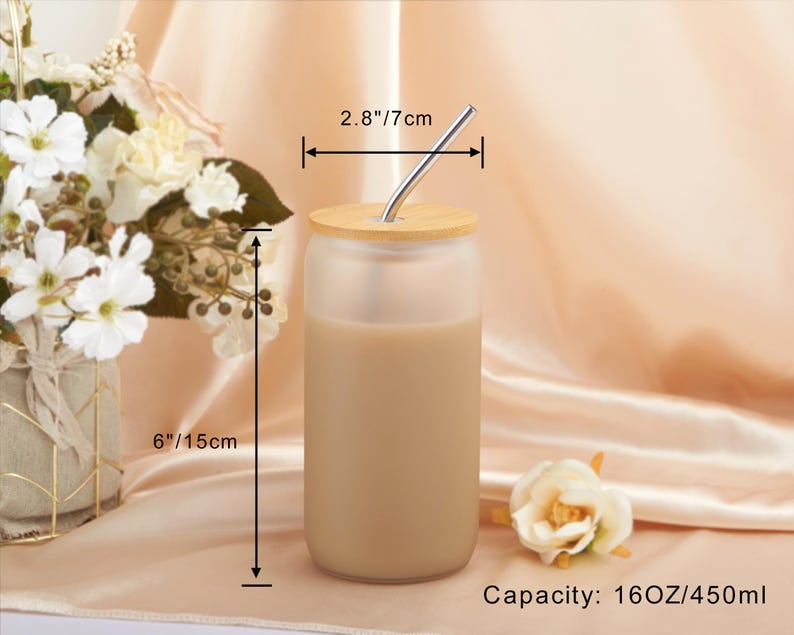 Pode incluir: Um copo de vidro fosco com tampa de madeira e um canudo de a&ccedil;o inoxid&aacute;vel. O copo est&aacute; cheio de um l&iacute;quido castanho claro e mede 15 cm de altura e 7 cm de largura. Capacidade: 450 ml.