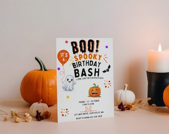 Könnte beinhalten: Eine weiße Einladungskarte mit orangefarbenem, schwarzem und violettem Text, der "BOO! Es ist eine gruselige Geburtstagsfeier. Mach mit und hab Spaß im Handumdrehen." lautet. Die Karte zeigt außerdem einen Cartoon-Geist, einen Kürbis und Fledermäuse. Der Text am unteren Rand der Karte enthält das Datum, die Uhrzeit, die Adresse und die RSVP-Informationen.