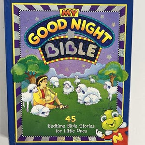 Könnte beinhalten: Ein blaues Buch mit dem bunten Titel "My Good Night Bible", das einen Hirten zeigt, der Harfe spielt, mit Schafen auf einer Weide. Das Buch hat einen grünen Käfercharakter mit der Nummer 2 auf dem Rücken und den Text "45 Bedtime Bible Stories for Little Ones".