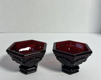 Avon vintage 1876, lot de 2 bougeoirs Cape Cod en verre rouge rubis