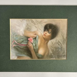 Könnte beinhalten: Ein gerahmtes Kunstwerk mit einer Frau, die eine rosa Rose hält. Die Frau ist in einen türkisfarbenen Stoff mit rosa Akzenten gehüllt. Das Kunstwerk ist in einem goldenen Rahmen und einem dunkelgrünen Passepartout gefasst.