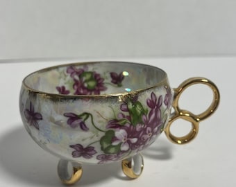 Xícara de chá vintage Royal Sealy Japan Lusterware dos anos 1940, violetas/dourada, com três pés, 6,35 cm de altura.