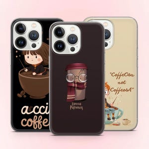 Puede incluir: Tres fundas para teléfono con diseños de dibujos animados. Una funda es negra con una bruja de dibujos animados en una taza de café y el texto "acci coffee". La segunda funda es marrón oscuro con una taza de café con gafas y bufanda, con el texto "Espresso Patronum". La tercera funda es beige con un mago de dibujos animados y el texto "CoffeeOsa not CoffeeOsa".