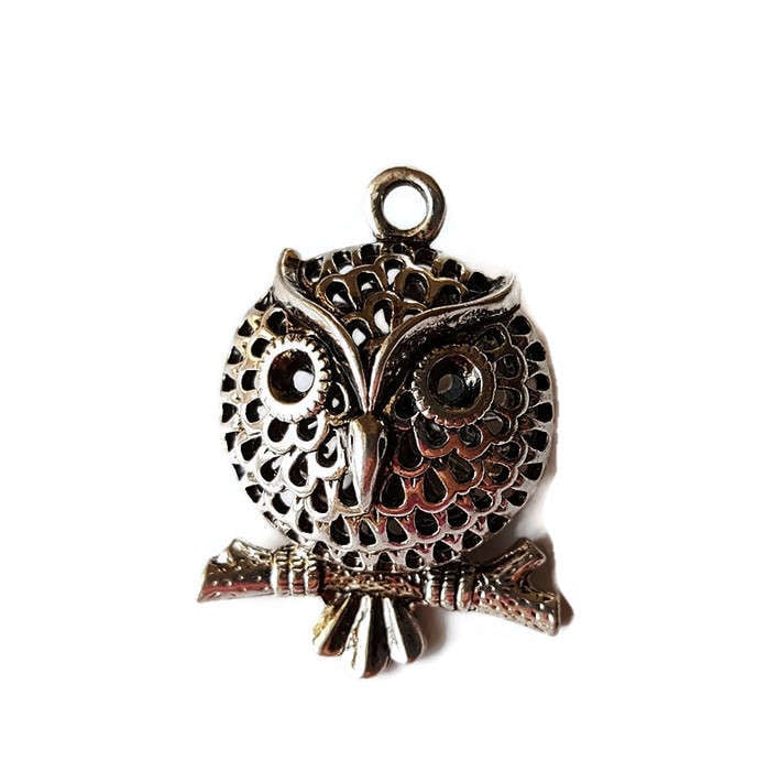 Owl Pendant / Antique Silver Tone / 29mm x 39mm