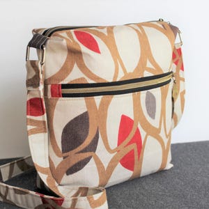handbag, purse, small tote, small project bag, pockets, shoulder bag, cross body bag. adjustable strap, zipper