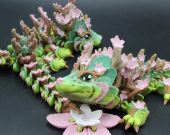 Drago dei Fiori di Ciliegio – Statuetta articolata stampata in 3D con fiori rosa sakura e corpo boschivo