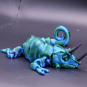 Gelenkchamäleon - Flexibles 3D gedrucktes Reptil mit gekringeltem Schwanz und Hörnern
