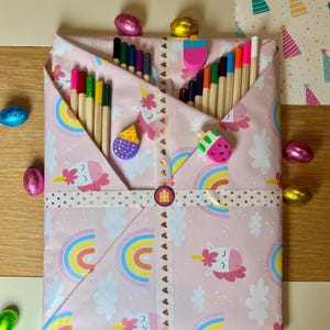 Eingepacktes Kinder Malbuch Geschenk-Set | Kreatives Geburtstagsgeschenk für Jungen & Mädchen | Geschenkfertig | Teenager Geschenk | Buch, 20 Stifte, Radierer, Karte