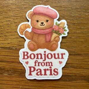 Bonjour aus Paris Teddybär Aufkleber | Beret & Baguette | Croissant-Core Ästhetik | 6 x 4 cm Süße French Vibes für Journal oder Laptop
