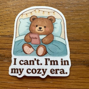 I Can't, I'm in My Cosy Era-teddysticker | Jongen beer in bed met Kindle | Blauwe lakens Esthetisch | Schattige zachte vibes van 6 x 5 cm