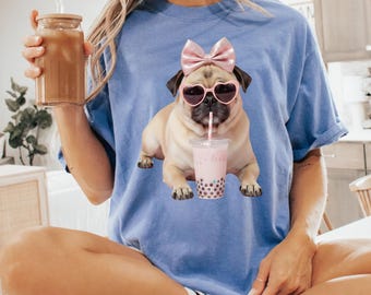 Carlin buvant une chemise de café glacé, t-shirt graphique chien meme, t-shirt pour chien drôle, cadeaux pour maman chien carlin, cadeau chemise tendance pour animaux de compagnie pour mamans chien
