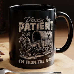 Bitte haben Sie Geduld mit mir, ich bin aus den 1900er Jahren, süße Retro-Tasse 1900 Grafik, zurück in die 90er Jahre meme tasse, Vintage Pferdewagen-Kaffeetasse