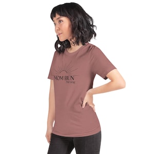 Messy Mom Bun Shirt – Funny Mom Life Tee – Tired Mom Graphic Tee – Unisex Mom T-Shirt – Cute Minimalist Mama Shirt