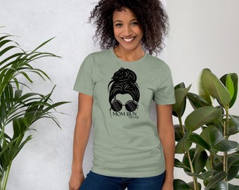 Camiseta gráfica Mom Bun Strong: Camiseta divertida sobre la vida de mamá
