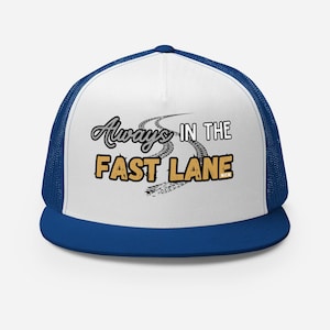 Immer auf der Überholspur Trucker Hat | Retro Rennmütze | Vintage Netz Snapback | Auto-Liebhaber Geschenk | Fast Life ästhetik Hut | Unisex Kappe