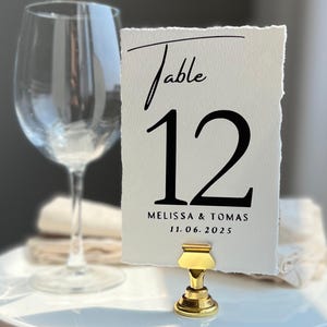 Numeri da tavolo personalizzati per matrimonio con supporti, decorazioni rustiche per apparecchiatura da tavolo per matrimonio con bordo frastagliato, cartello da tavolo personalizzato per matrimonio in stile country rustico