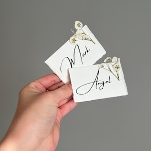 Gepersonaliseerde bruiloft gevouwen plaatskaarten Baby Breath Flower Handgemaakt papier Modern bruiloft naamkaartjes Deckle Edge Minimalistisch Elegante tags