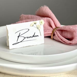 Segnaposto personalizzati per matrimonio, pieghevoli, con fiori di gypsophila, in carta fatta a mano, con bordo frastagliato, minimalisti ed eleganti.