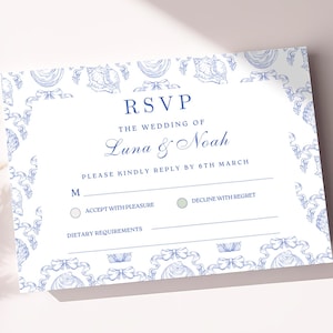 Plantilla de tarjeta RSVP para invitación de boda con temática de conchas marinas de playa azul. Invitación RSVP para bodas con temática de conchas marinas. Lazo de coqueta de toile azul. Algo azul BC10