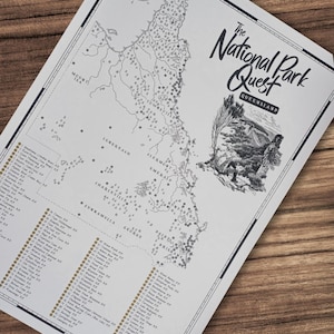 Peut inclure: Une carte en noir et blanc intitulée The National Park Quest Queensland avec une rose des vents, une illustration détaillée d'un paysage et une liste numérotée de divers parcs nationaux à travers l'État du Queensland, en Australie.