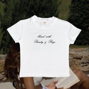 Camiseta de bebé "Bendecido con Belleza e Ira": camiseta con cita caligráfica, top de estética Y2K Soft Girl, camiseta con gráfico indie romántico, letra poética