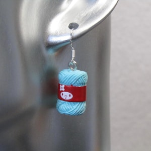 Orecchini a forma di gomitolo di lana in resina blu: regalo per lavoro a maglia in argento sterling
