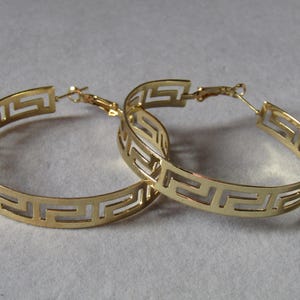 Griekse sleutel gouden hoepeloorbellen. Griekse sleutel, holle oorringen, geometrische oorbellen, oorringen 60 mm